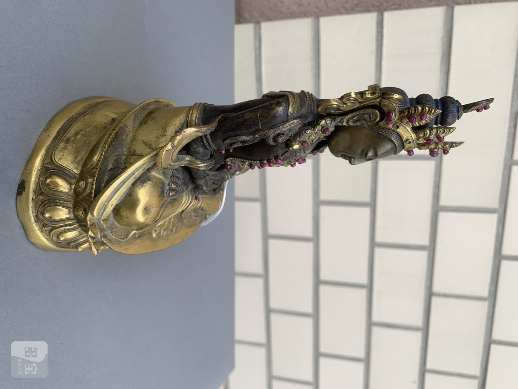 A part-gilt copper repoussé figure of Amitayus with glass and stone inlays - 图9